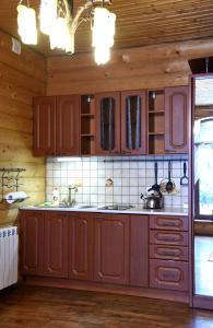 cocina con armarios de madera y encimera en Castle Belvedere, en Bukovel