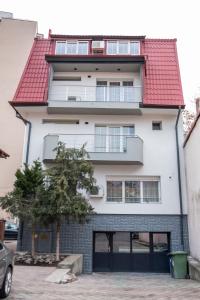 un immeuble d'appartements avec un toit rouge dans l'établissement Casa Gabriela, à Bucarest