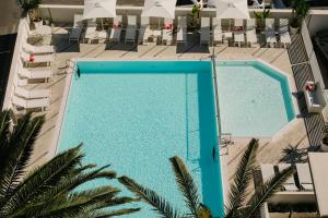 una vista sulla piscina di un hotel di Hotel Bernard a San Benedetto del Tronto
