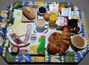 Options de petit-déjeuner proposées aux clients de l'établissement Logis Hôtel du Midi - Rodez Centre-Ville