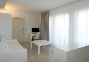 Televízia a/alebo spoločenská miestnosť v ubytovaní Hotel Vienna