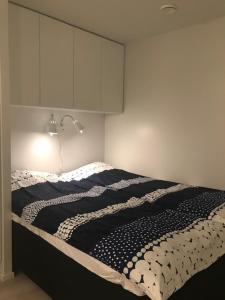 ポリにあるPikkuParlamenttiのベッドルーム1室(ベッド1台、白黒の毛布付)