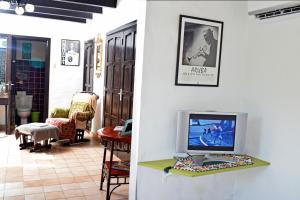 Televízia a/alebo spoločenská miestnosť v ubytovaní Villa Bougainvillea Aruba, the Tango Suite