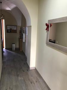 a hallway with an archway in a building at Hostal Los Encinares in Villanueva de Córdoba