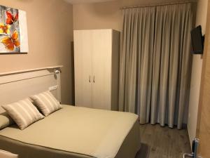 Łóżko lub łóżka w pokoju w obiekcie Hostal Los Encinares