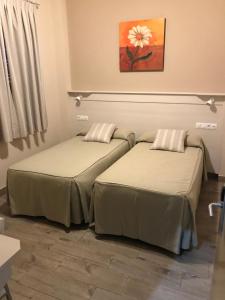 Łóżko lub łóżka w pokoju w obiekcie Hostal Los Encinares