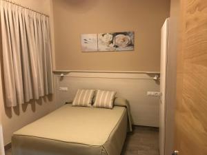 Łóżko lub łóżka w pokoju w obiekcie Hostal Los Encinares