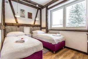 Un pat sau paturi într-o cameră la Apartamenty Gronik Zakopane