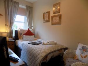 - une chambre avec un lit et une fenêtre dans l'établissement Glendale Guest House, à Penrith