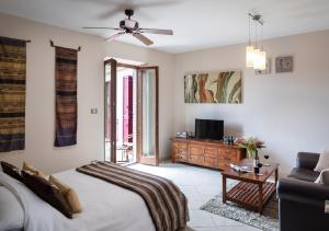 1 dormitorio con 1 cama, TV y sofá en Hotel Leone, en Montelparo