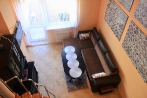 - Vistas a la sala de estar con sofá en Apartament Słoneczny, en Międzyzdroje