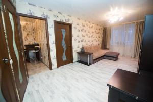 イヴァノヴォにあるАпартаменты на Шереметевскомのリビングルーム(ソファ、テーブル付)
