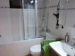 ランゲスハイムにあるTomteのバスルーム(シャワー、トイレ、シンク付)