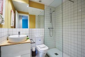 łazienka z toaletą, umywalką i prysznicem w obiekcie LEEWAYS APARTMENT III in ALCALÁ 99 w Madrycie +36 zdjęć