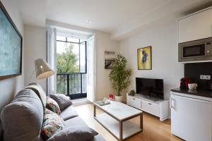 salon z kanapą i stołem w obiekcie LEEWAYS APARTMENT III in ALCALÁ 99 w Madrycie