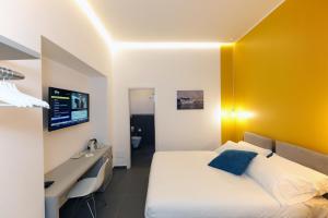 sypialnia z łóżkiem, biurkiem i umywalką w obiekcie Cellamare Suite & Spa w mieście Neapol