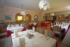 A restaurant or other place to eat at Hotel Biancaneve