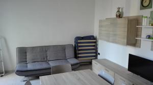 un soggiorno con divano e tavolo di Vacanze serene a Sannicola