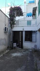 un edificio blanco con balcón y 2 sillas en Vacanze serene, en Sannicola