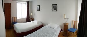 1 dormitorio con 2 camas y ventana en Les Fontaines, en Baron