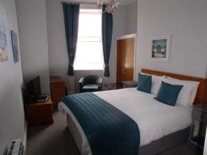 une chambre d'hôtel avec un lit et une fenêtre dans l'établissement St Magloire, à Saint Aubin