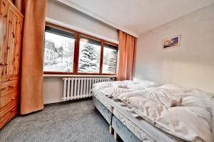 Een bed of bedden in een kamer bij Panorama Gór w Karpaczu