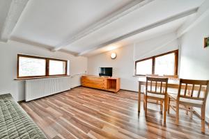 TV a/nebo společenská místnost v ubytování Panorama Gór w Karpaczu