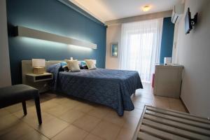Un pat sau paturi într-o cameră la Hôtel Beach