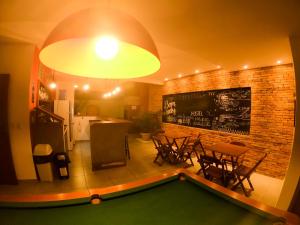 sala de estar con mesa de ping pong y piscina en Guest House Cabo Frio, en Cabo Frío 19 fotos más