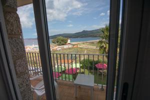 - un balcon avec vue sur l'eau dans l'établissement Hôtel Beach, à Propriano