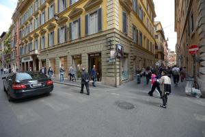 un grupo de personas cruzando una calle en una ciudad en Easydomus Rome, en Roma