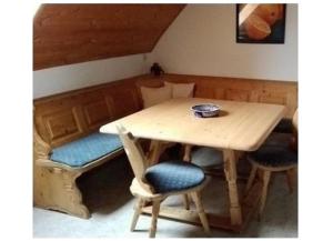 メッケンベウーレンにあるFerienwohnung Danielaのベッド付きの部屋(テーブル、椅子付)