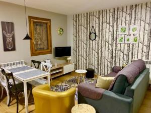 Ein Sitzbereich in der Unterkunft Apartamentos Maladeta