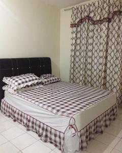 ein großes Bett in einem Zimmer mit Fenster in der Unterkunft Sri Nabalu Apartment Platinum Putatan in Kota Kinabalu