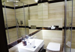 Koupelna v ubytování Apartamenty Sun&Fun Rezydencja Parkowa Nadrzeczna 3D i 3E -blisko centrum, dworca PKP w otoczeniu zieleni