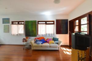 sala de estar con sofá y almohadas coloridas en Maestro Ibirapuera Park, en São Paulo