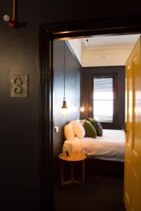 Postel nebo postele na pokoji v ubytování The Franklin Boutique Hotel