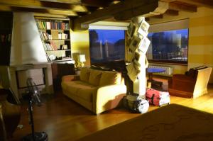 uma sala de estar com um sofá e uma lareira em B&B IL CASTELLETTO em Pinerolo