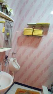 een badkamer met een wastafel, een toilet en een spiegel bij Appartment Avenue Hassan II in Agadir