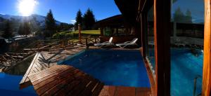 een zwembad met uitzicht op de bergen bij Hotel Punta Condor in Bariloche