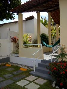 una casa con escaleras y una hamaca en un patio en CASA À 3 KM PRAIA TAMBAÚ, en João Pessoa