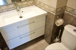 y baño con lavabo blanco y aseo. en Apartment Sagrera, en Barcelona