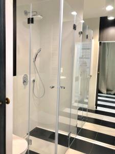 ビャウィストクにあるD&M Apart Suraska 4のバスルーム(ガラス張りのシャワー、トイレ付)