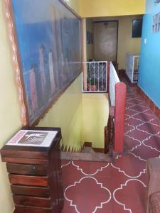 Habitación con escalera y suelo rojo. en Hotel Posada Tayazal, en Flores