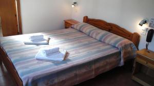 Una cama o camas en una habitación de Hotel Mariska Dos Estrellas Superior