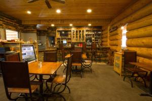 En restaurant eller et spisested på Headwaters Lodge & Cabins at Flagg Ranch
