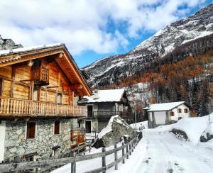 a log cabin in the mountains in the snow at Maison 1940 La Bethaz in Valgrisenche