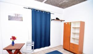 cortina azul en una habitación con mesa y silla en Hotel Europa, en San Miguel