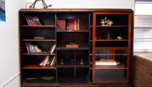 un estante de libros con muchos libros. en Hotel Europa, en San Miguel