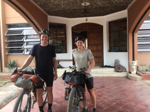 Dos hombres de pie con sus bicicletas frente a una casa. en Hotel Europa, en San Miguel 26 fotos más